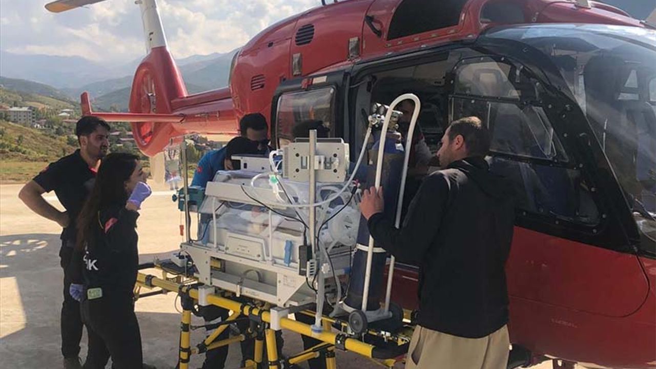 Hipotermi geçiren bebek ambulans helikopterle Van'a ulaştırıldı