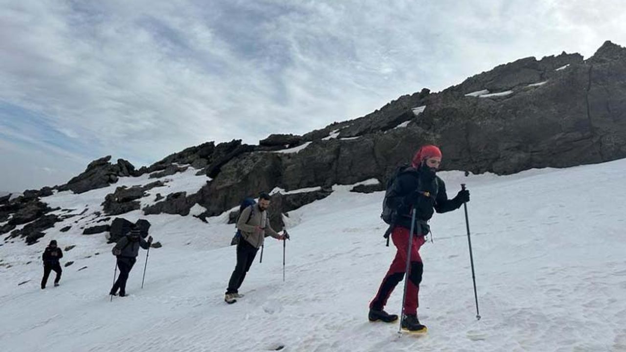 Dağcılar 3 bin rakımlı Tendürek Dağı'na tırmandı