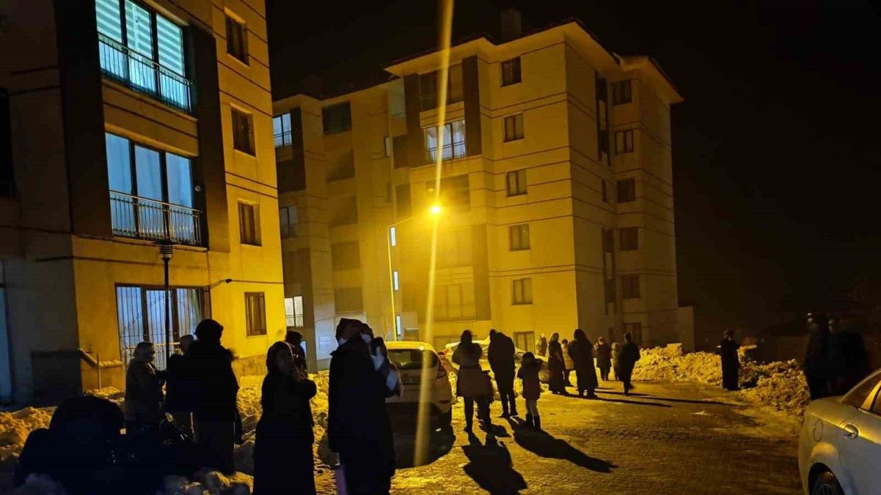Yüksekova’da deprem sonrası vatandaşlar korkudan evlerine giremiyorlar