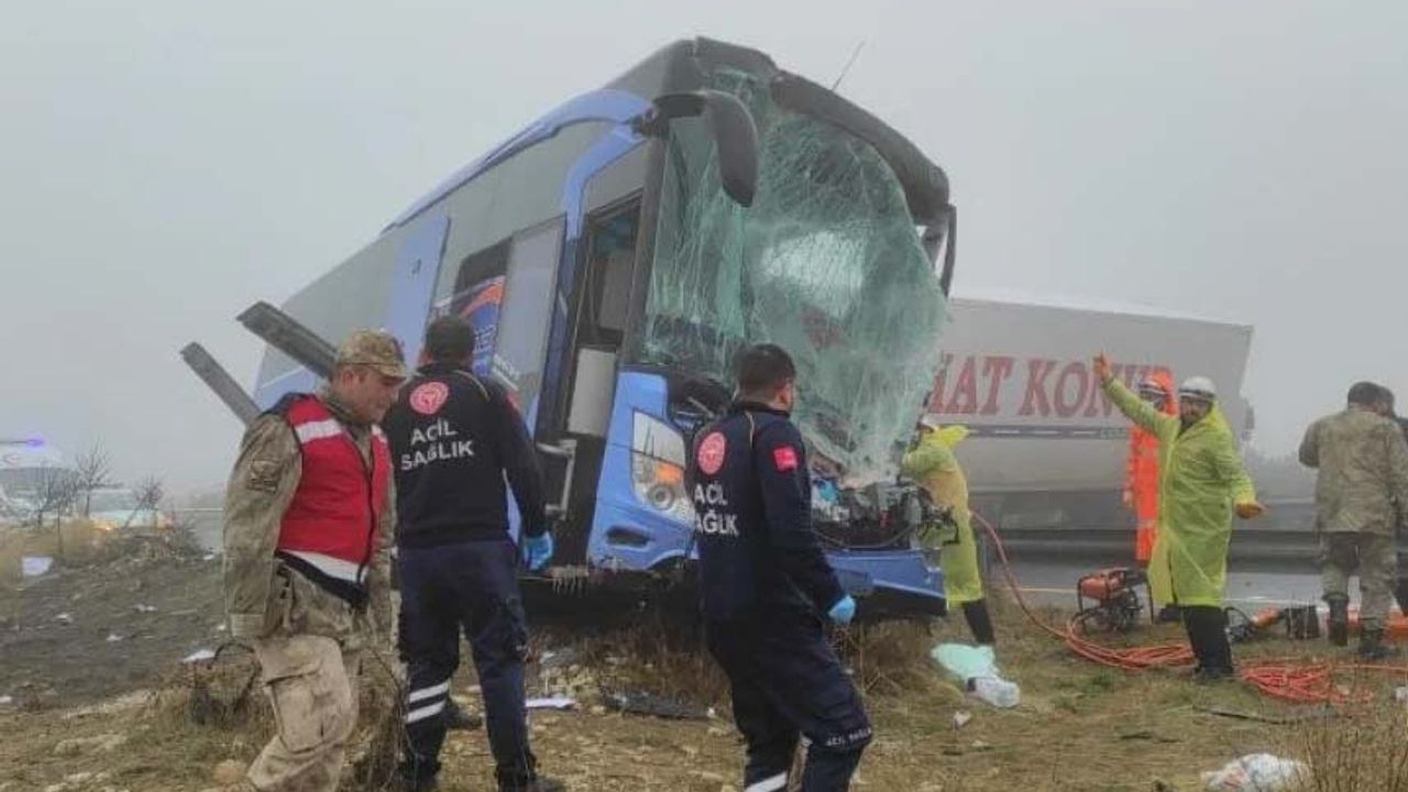 Yolcu otobüsü ile 2 tır çarpıştı: 1 ölü, 15 yaralı
