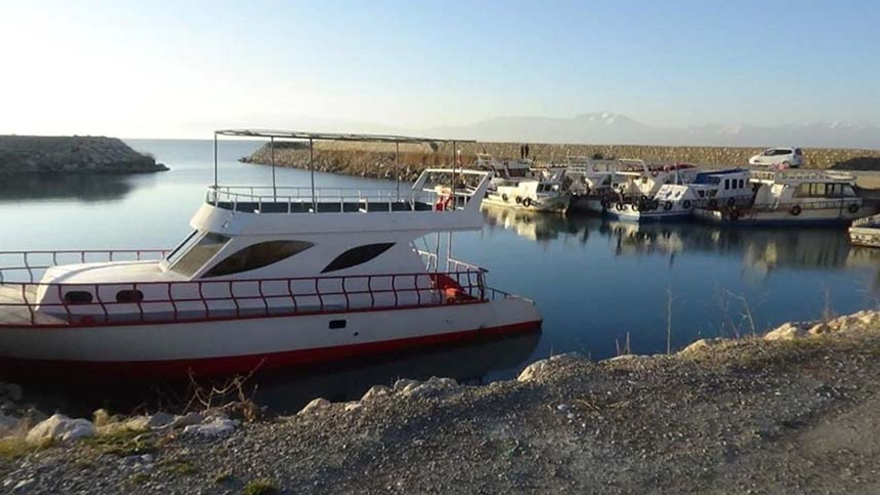 Van Gölü’nde balıkçı tekneleri limanda mahsur kaldı