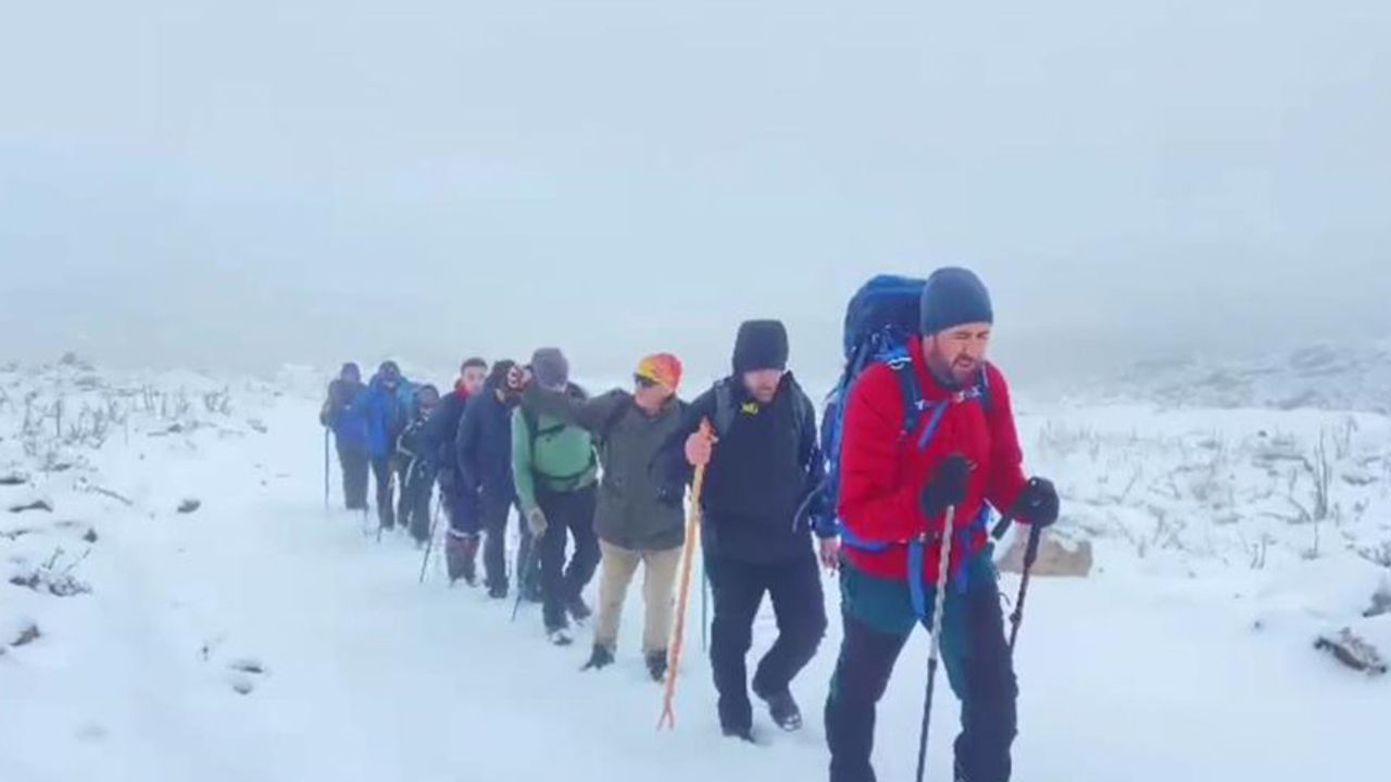 Aktivistler kar ve tipiye rağmen Esruk Dağı’na tırmandı