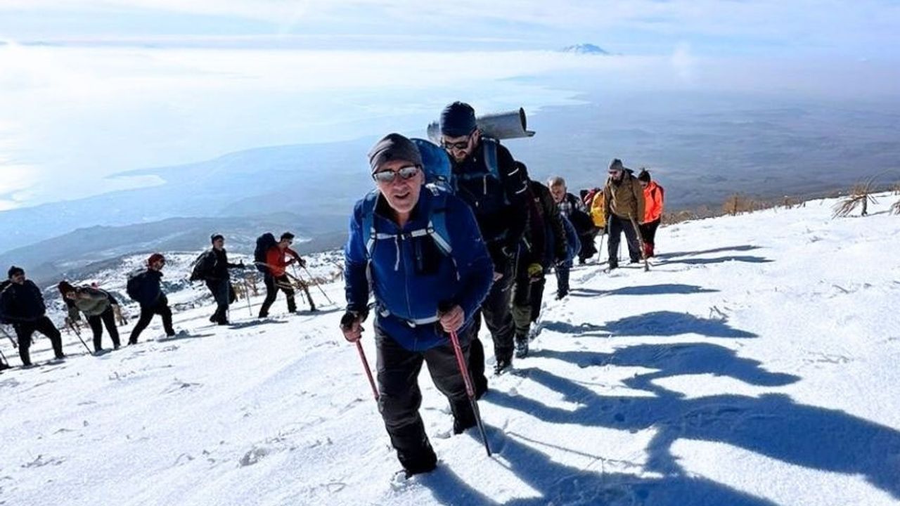 Vanlı gönüllüler Esrük Dağı’na tırmanacak