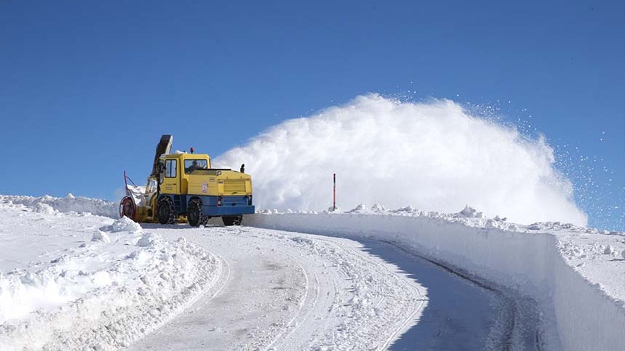 Van’da karla mücadele çalışmaları devam ediyor