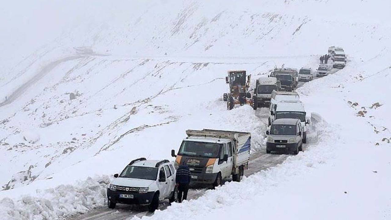 Van’da kar yağışı etkili oldu! 492 yerleşim yerinin yolu kapandı