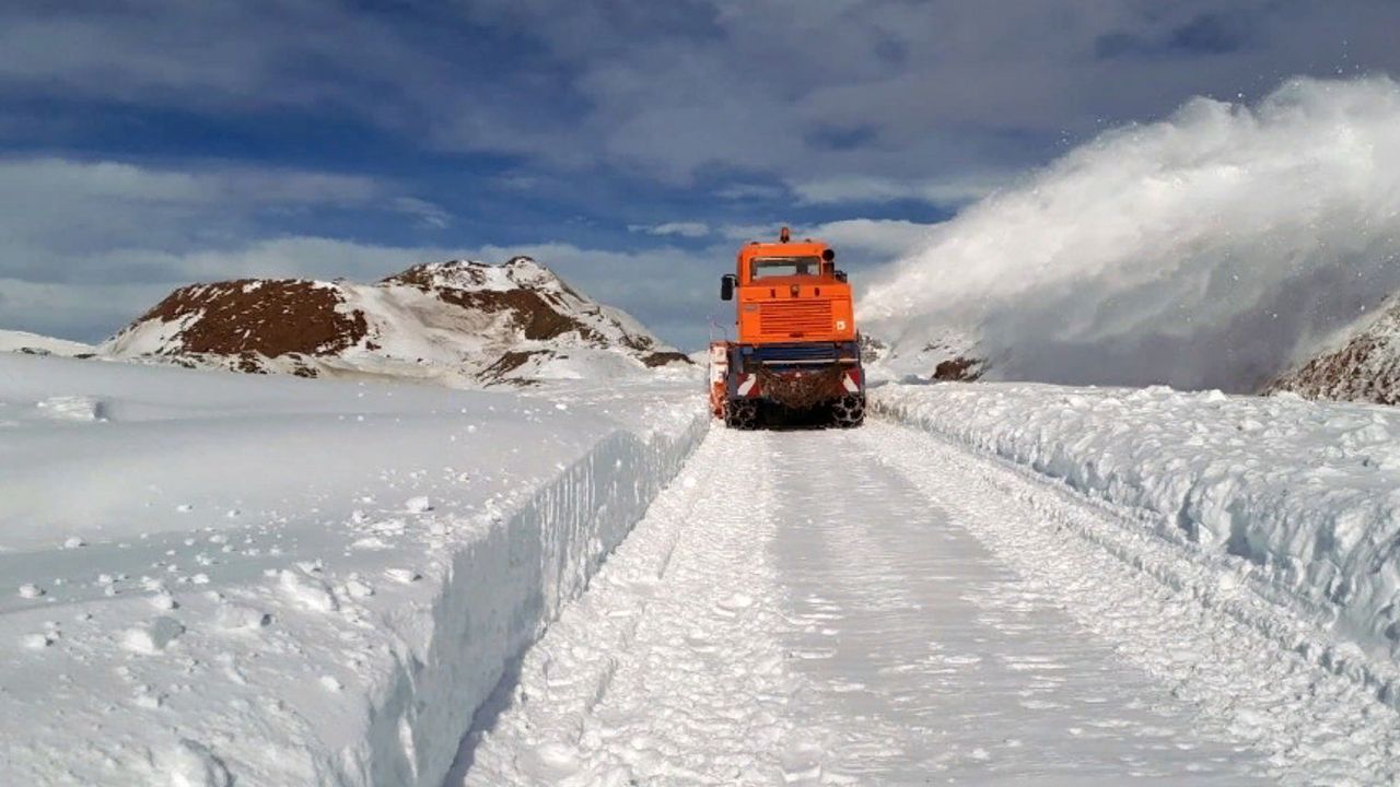 Kar yağışı Van’da etkili oldu! 429 yerleşim yerinin yolu kapandı
