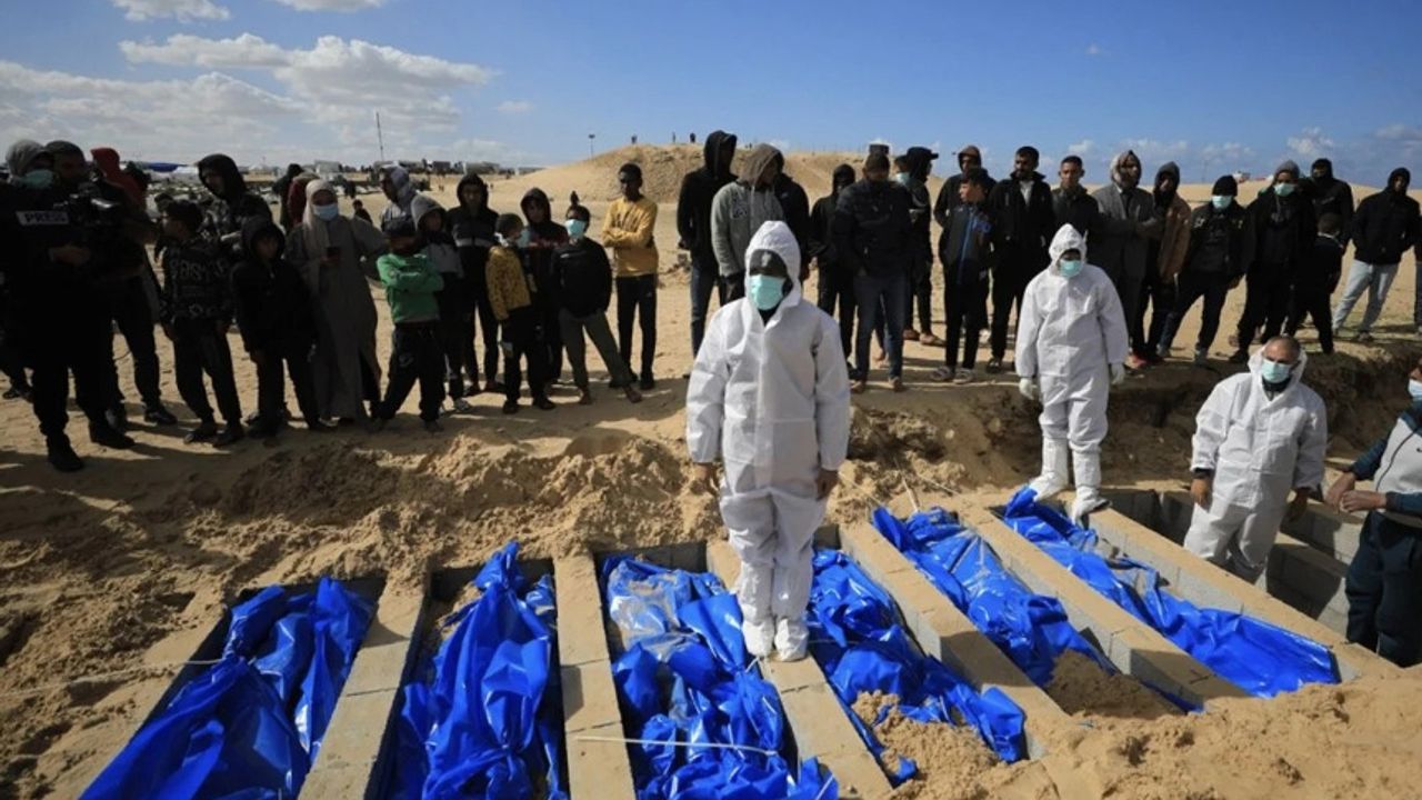 Gazze'de kaçırılan 100 Filistinlinin cenazesi toplu mezara gömüldü