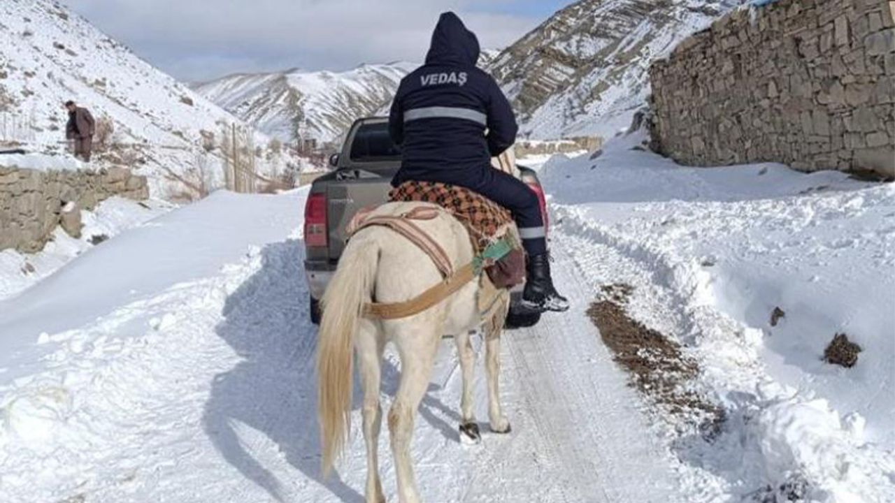 Van'da elektrik arıza ekibi, kesinti olan bölgeye atlarla ulaştı