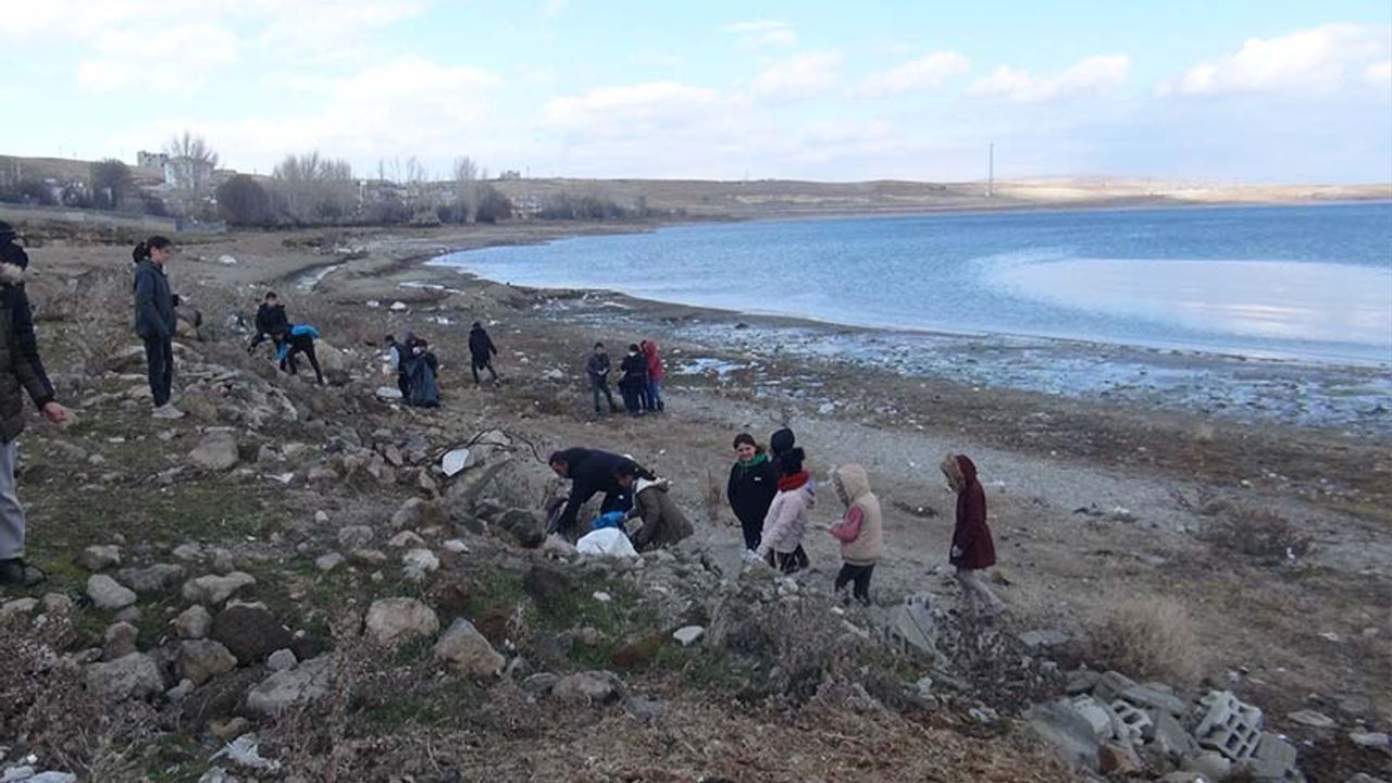 Öğrenciler ve Van Gölü Aktivistleri Derneği üyeleri sahilde çevre temizliği yaptı