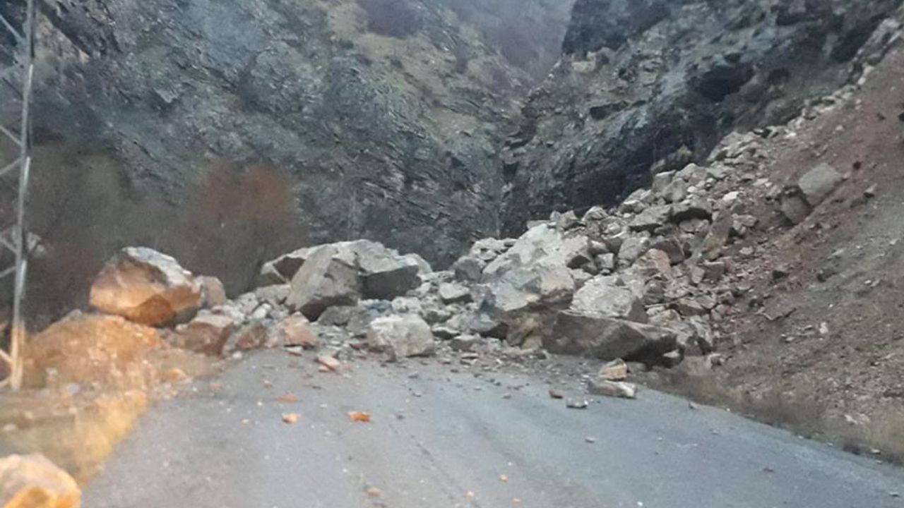 Dağdan kopan kayalar köy yolunu kapattı