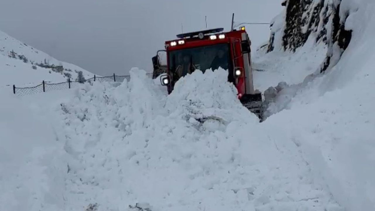 Van’da 65 yaşındaki hastaya snowtrack ambulansla ulaşıldı