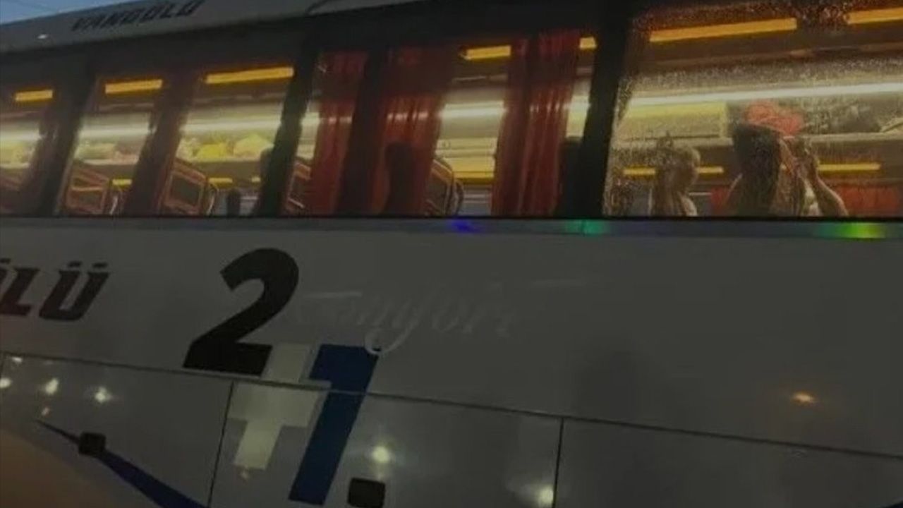 Elazığ'da Van otobüsüne taşlı saldırı!
