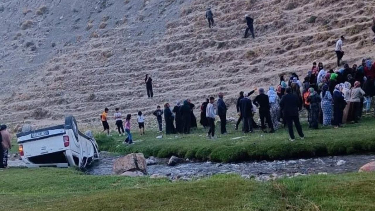 Van'da kamyonet uçuruma yuvarlandı, yaralılar var!