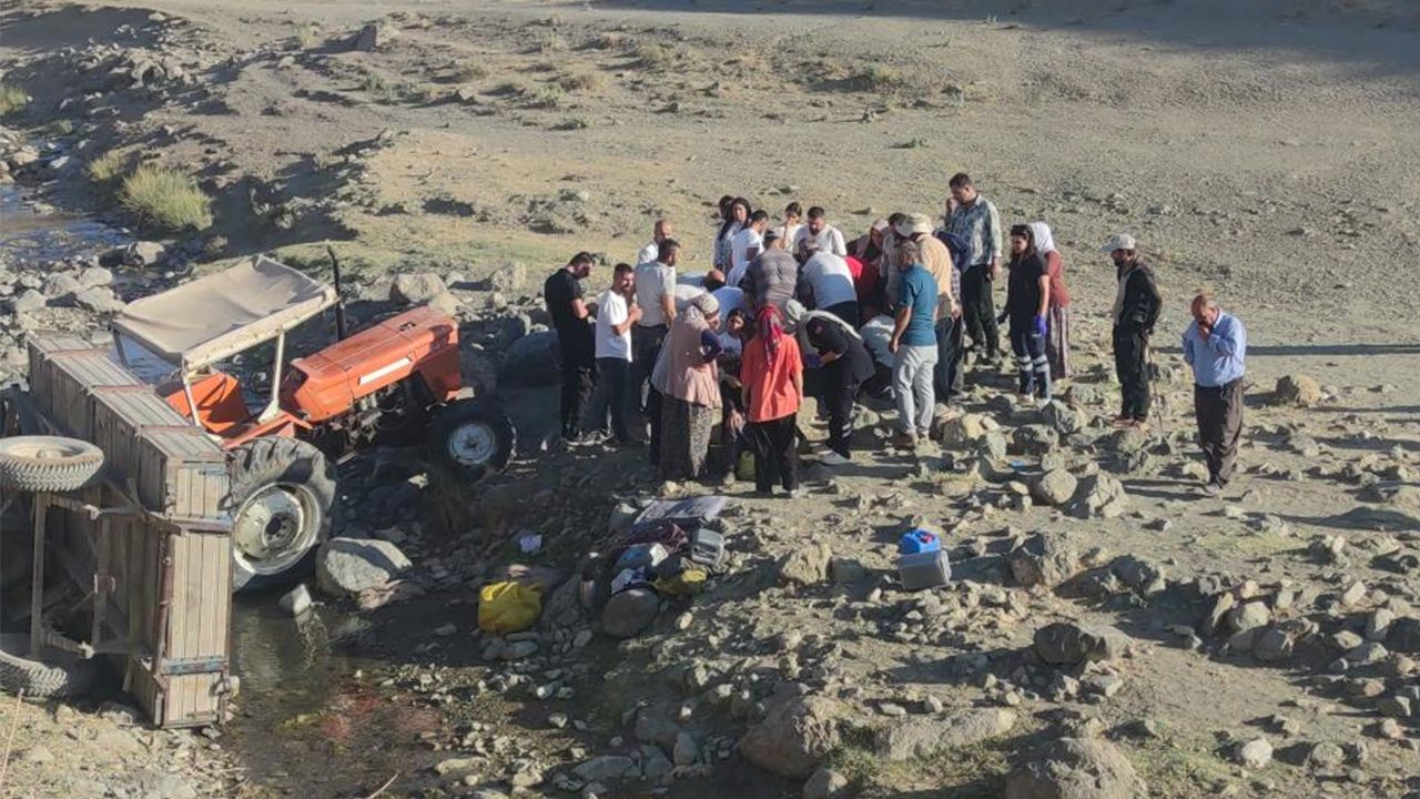 Van’da traktörün römorku devrildi, yaralılar var!