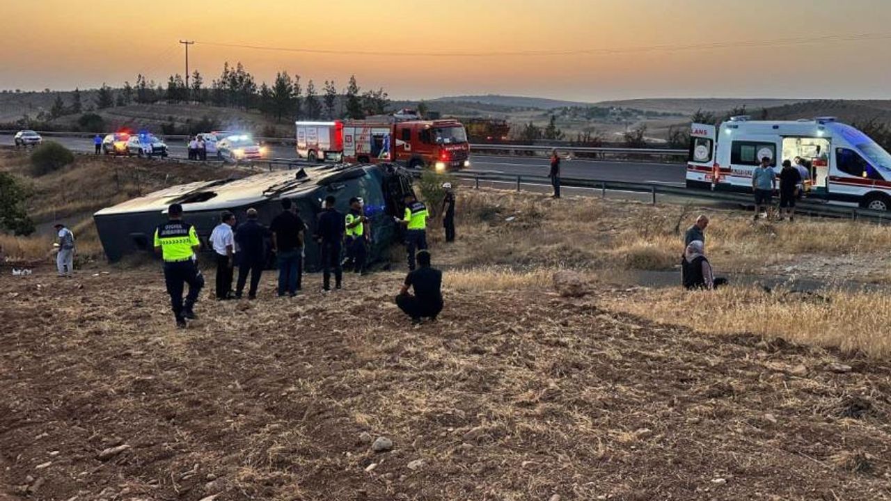Van yolcu otobüsü devrildi: 30 yaralı!