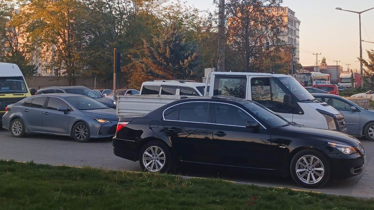 Van’da ana caddeler kilit, trafik allak bullak!