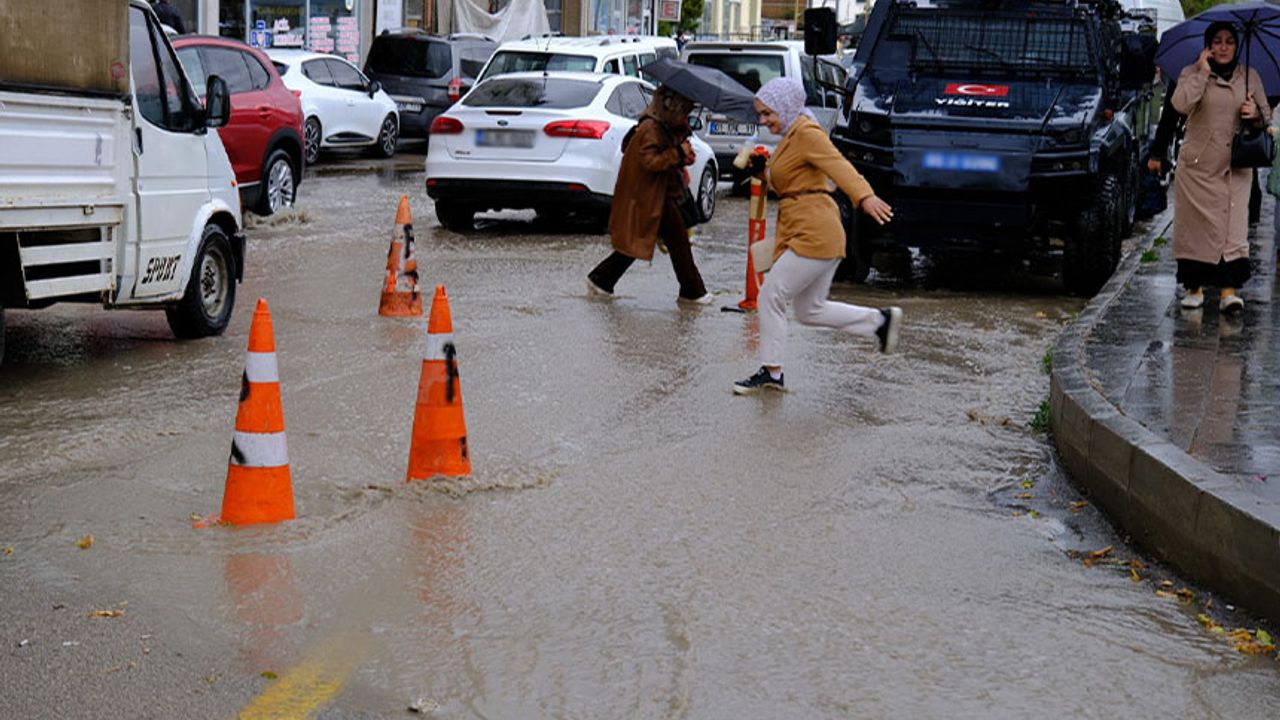 Yağış sonrası Van’da bildik manzaralar!