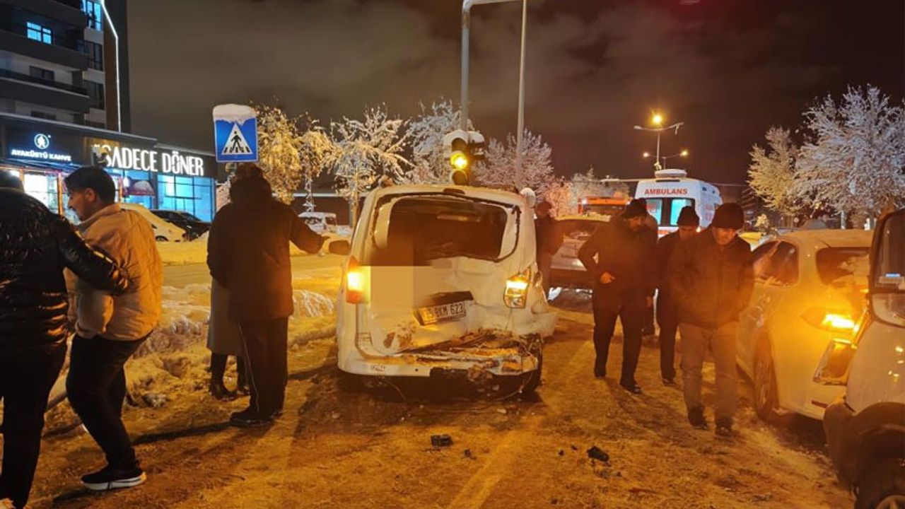 Van'da zincirleme kazada 4 kişi yaralandı