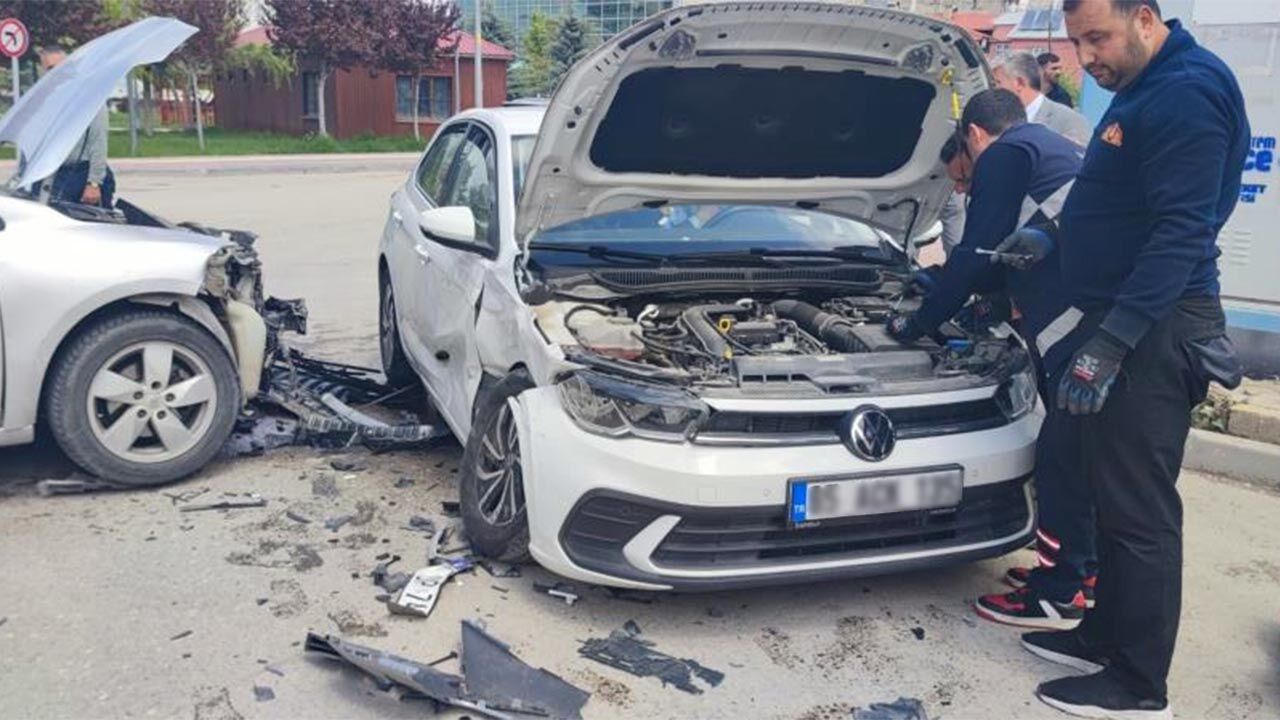 Van'da iki otomobil birbirine girdi