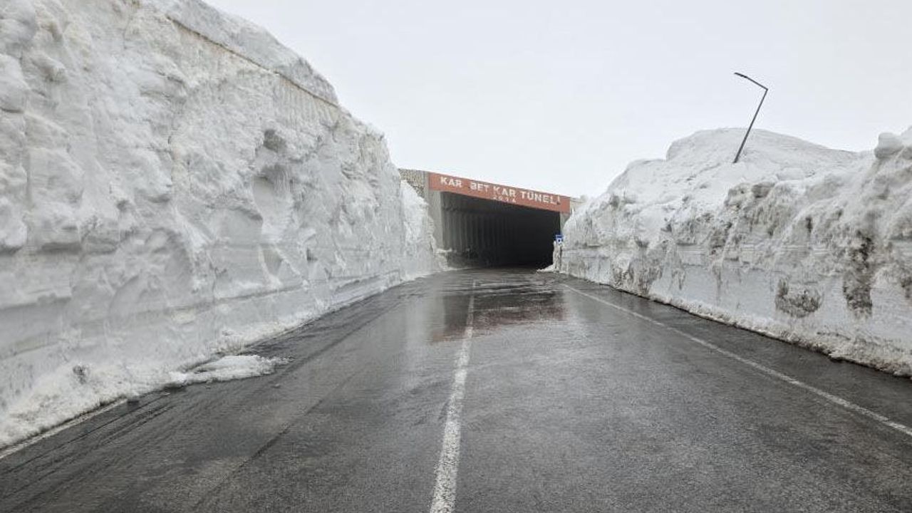 Bahçesaray yolu kontrollü olarak ulaşıma açıldı