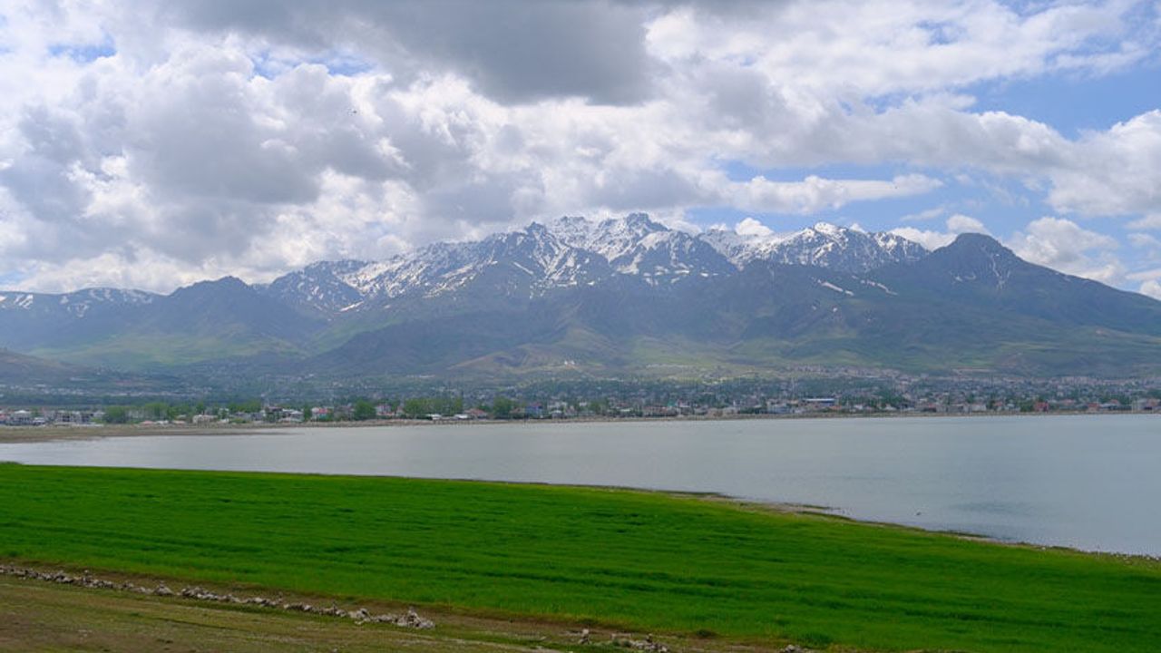 Van'da renklerin eşsiz uyumu! Mavi, beyaz ve yeşil