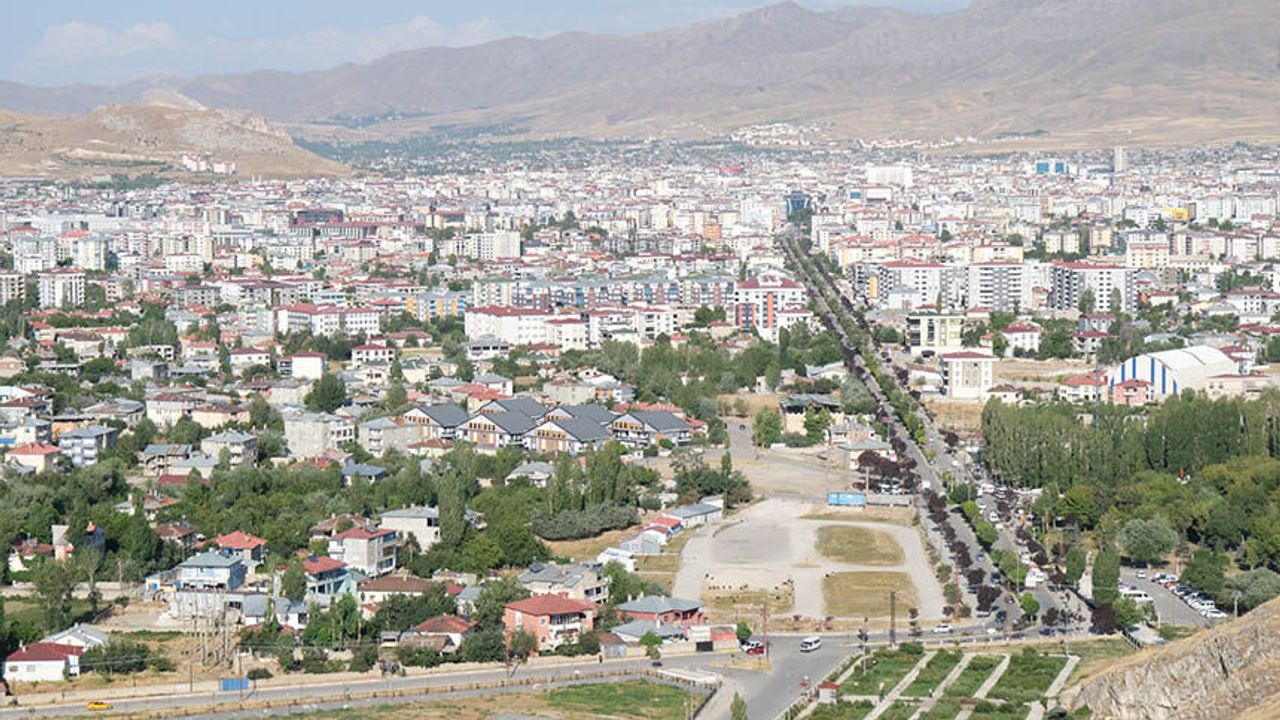 Van'da kayalıktan düşen kadın hayatını kaybetti