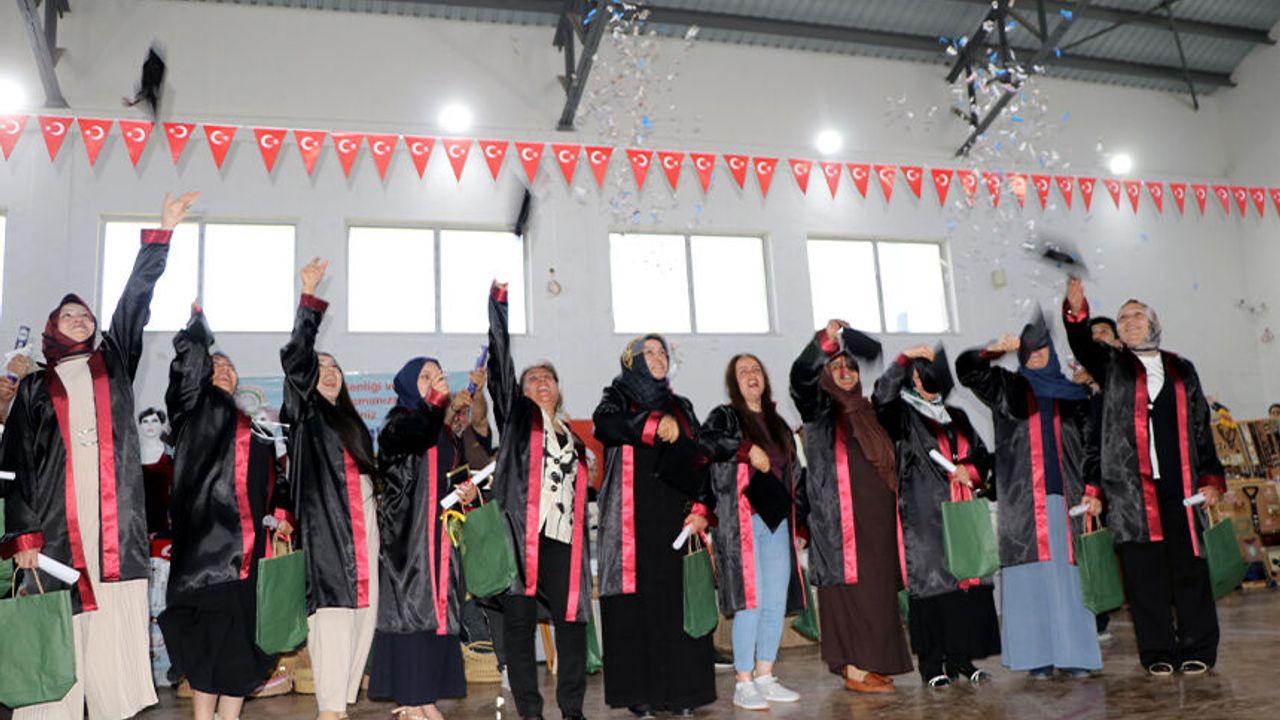 Van'da 56 yaşında lise diploması alıp kep attı; he