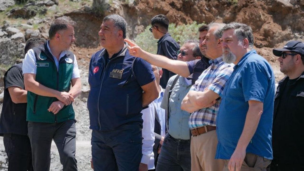 Uzman ekipler heyelan alanını inceledi