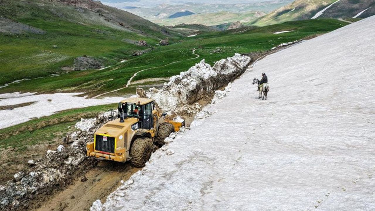 Van’da haziranda 3 metreyi bulan karda yol açma ça