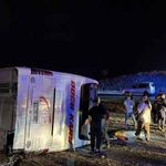 Yolcu otobüsü devrildi: 40 kişi yaralandı