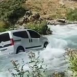 El freni çekilmeyen araç Bahçesaray Çayı'na uçtu