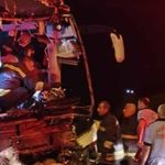 Yolcu otobüsü tırla çarpıştı: 2 ölü, 22 yaralı