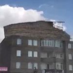 Yüksekova'da ani fırtına bir binanın çatısını uçurdu