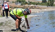 Bisiklet tutkunları Van Gölü kıyılarını temizledi