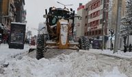 Karla mücadele ekipleri kapanan yolları açmak için çalışma başlattı