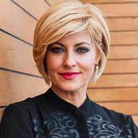 Defne Sarısoy Kimdir?