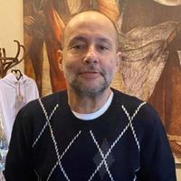 İzzet Çapa Kimdir?