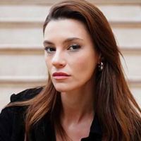 Yüsra Geyik Kimdir?