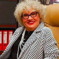 Ayşenil Şamlıoğlu Kimdir?