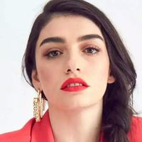 Hazar Ergüçlü Kimdir?