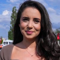 Karsu Dönmez Kimdir?