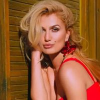 Tuğba Özay Kimdir?