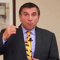 Üstün Dökmen Kimdir?