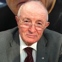 Vural Savaş Kimdir?