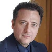 Yiğit Özşener Kimdir?