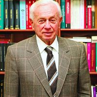 Nevzat Altığ Kimdir?