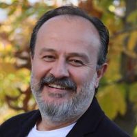 Ünsal Ünlü Kimdir?