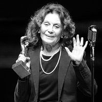 Yıldız Kenter Kimdir?