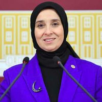 Elif Esen Kimdir?