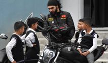 Motosikletleriyle Van'daki çocuklara "mutluluk taşıdılar"